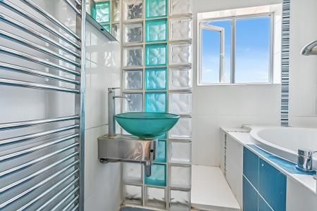 3 bedroom Detached house to let in Park Crescent, Harrow Weald, Harrow, HA3