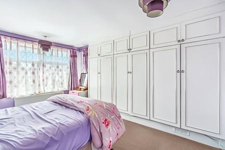 3 bedroom Detached house to let in Park Crescent, Harrow Weald, Harrow, HA3