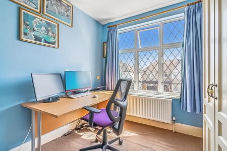 3 bedroom Detached house to let in Park Crescent, Harrow Weald, Harrow, HA3