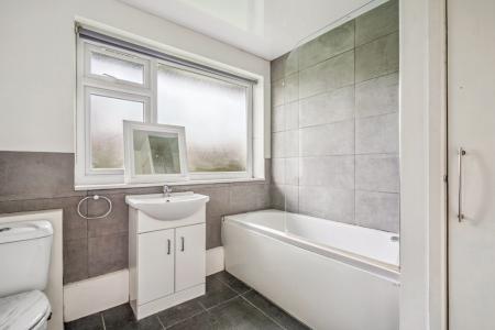 1 bedroom Studio flat to let in Croxden Close, Queensbury, HA8