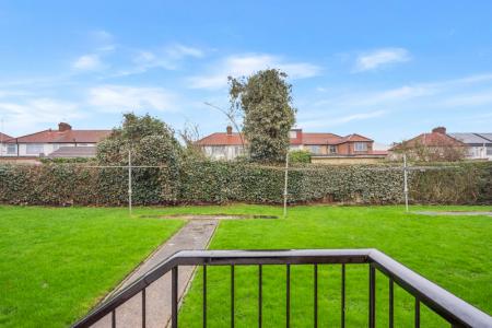 1 bedroom Studio flat to let in Croxden Close, Queensbury, HA8