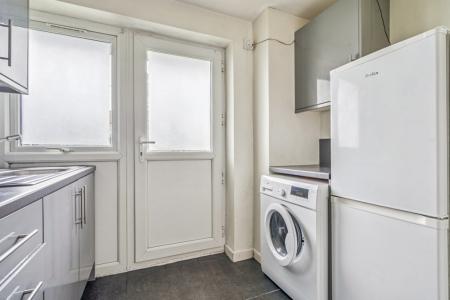 1 bedroom Studio flat to let in Croxden Close, Queensbury, HA8