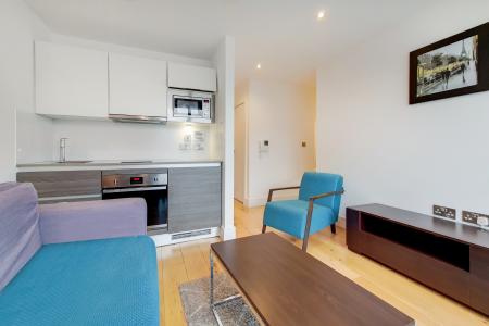 1 bedroom Studio flat to let in 76 Station Road, Hayes, UB3