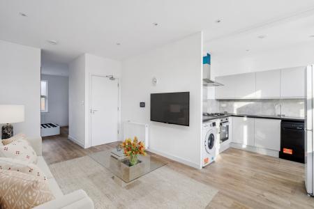 1 bedroom Studio flat to let in Deansbrook Road, Edgware, HA8