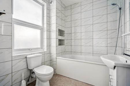 1 bedroom Studio flat to let in Deansbrook Road, Edgware, HA8