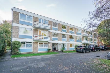 2 bedroom Flat to let in Maxwell Road, Northwood, HA6