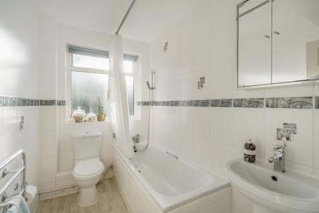 2 bedroom Flat to let in Maxwell Road, Northwood, HA6