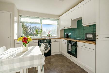 2 bedroom Flat to let in Maxwell Road, Northwood, HA6