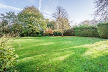 2 bedroom Flat to let in Maxwell Road, Northwood, HA6