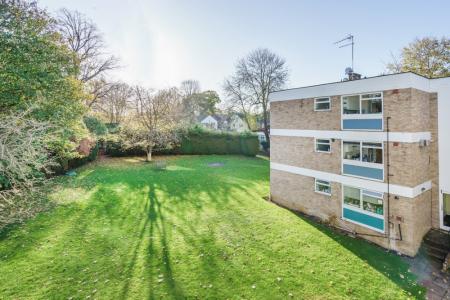 2 bedroom Flat to let in Maxwell Road, Northwood, HA6