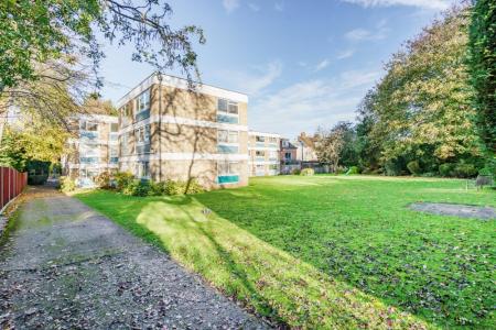 2 bedroom Flat to let in Maxwell Road, Northwood, HA6