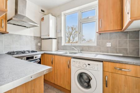 2 bedroom Flat to let in High Road, Harrow Weald, Harrow, HA3