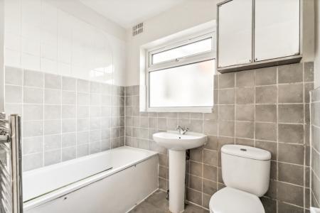 2 bedroom Flat to let in High Road, Harrow Weald, Harrow, HA3