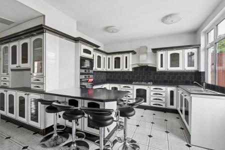 6 bedroom End of terrace house for sale in Fairway Avenue, Kingsbury, London, NW9