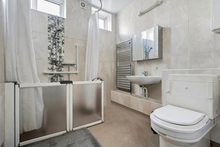 6 bedroom End of terrace house for sale in Fairway Avenue, Kingsbury, London, NW9