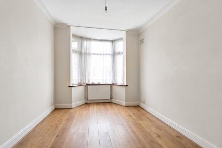 6 bedroom End of terrace house for sale in Fairway Avenue, Kingsbury, London, NW9