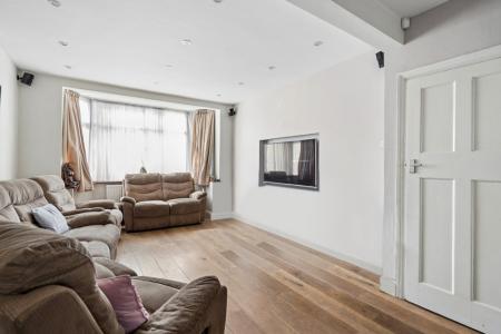 6 bedroom End of terrace house for sale in Fairway Avenue, Kingsbury, London, NW9