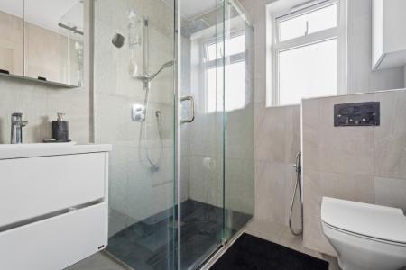 6 bedroom End of terrace house for sale in Fairway Avenue, Kingsbury, London, NW9