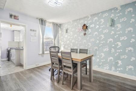 3 bedroom Semi-detached house to let in Queens Road, Feltham, TW13