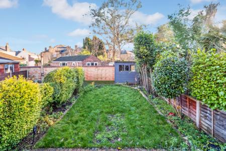 3 bedroom Semi-detached house to let in Queens Road, Feltham, TW13