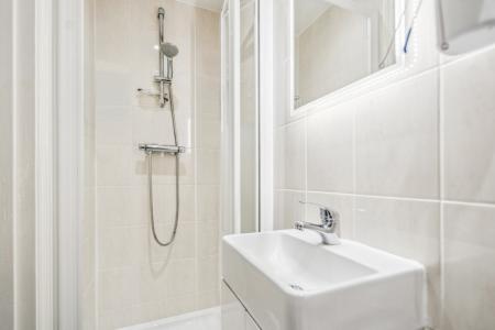 3 bedroom Semi-detached house to let in Queens Road, Feltham, TW13