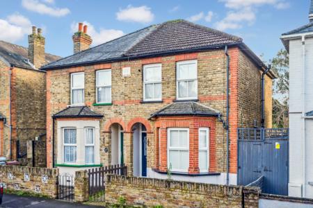 3 bedroom Semi-detached house to let in Queens Road, Feltham, TW13