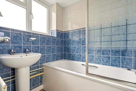 2 bedroom Flat to let in Roe End, Roe Green Village, Kingsbury, NW9