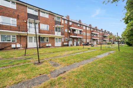 2 bedroom Flat to let in Beverley Drive, Queensbury, HA8