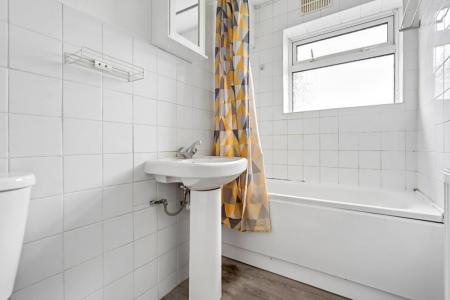 2 bedroom Flat to let in Beverley Drive, Queensbury, HA8