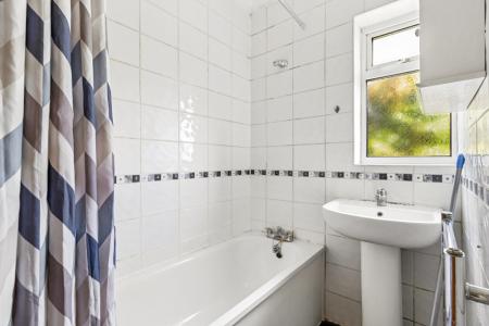 3 bedroom Terraced House to let in Shrewsbury Avenue, Kenton, Harrow, HA3