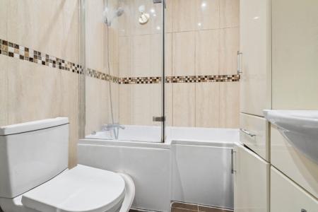 2 bedroom Flat for sale in Hallowell Road, Northwood, HA6