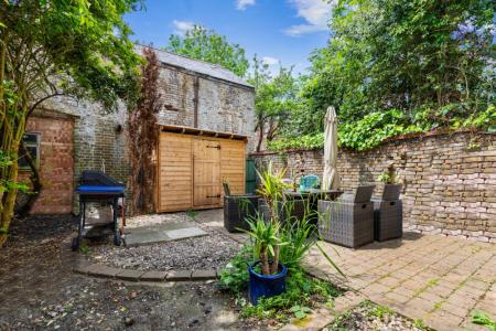 2 bedroom Flat for sale in Hallowell Road, Northwood, HA6
