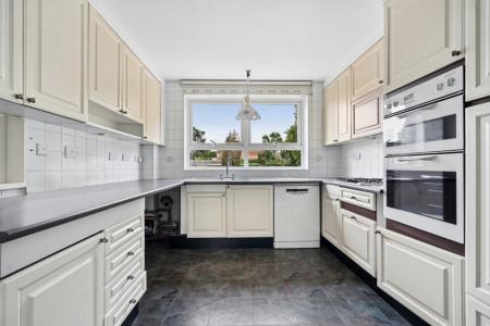 2 bedroom Flat to let in Gleneagles, Stanmore, HA7