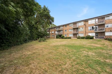 2 bedroom Flat to let in Gleneagles, Stanmore, HA7