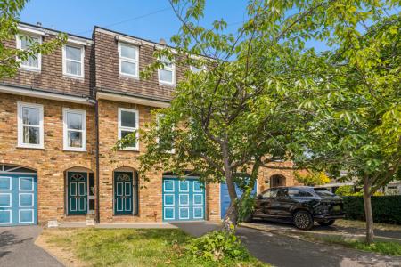 4 bedroom Town house to let in Chester Road, Northwood, HA6