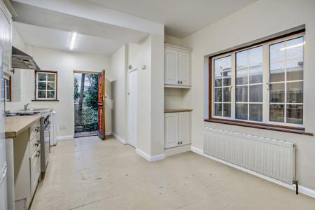 4 bedroom Semi-detached house to let in The Meadow Way, Harrow, HA3