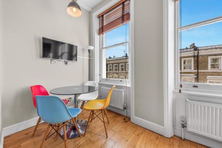 2 bedroom Flat to let in Barons Court Road, London, W14