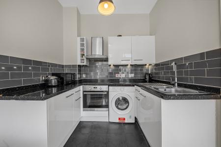 2 bedroom Flat to let in Barons Court Road, London, W14