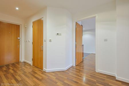 2 bedroom Flat to let in Constitution Hill, Woking, GU22