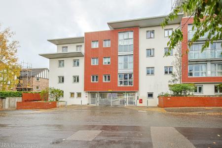 2 bedroom Flat to let in Constitution Hill, Woking, GU22