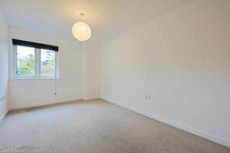 2 bedroom Flat to let in Constitution Hill, Woking, GU22