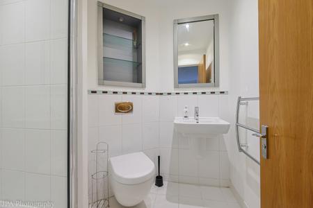 2 bedroom Flat to let in Constitution Hill, Woking, GU22
