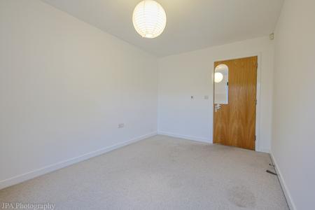 2 bedroom Flat to let in Constitution Hill, Woking, GU22