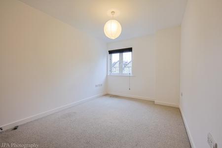 2 bedroom Flat to let in Constitution Hill, Woking, GU22