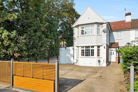 3 bedroom Semi-detached house to let in Birchen Grove, Kingsbury, NW9