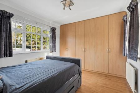 3 bedroom Semi-detached house to let in Birchen Grove, Kingsbury, NW9