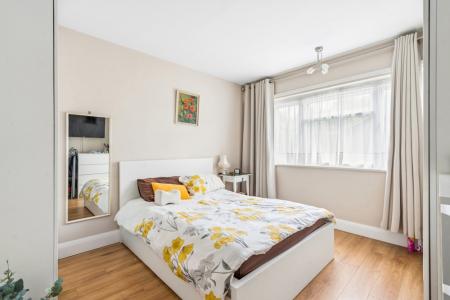 2 bedroom Flat to let in Northdown Close, Ruislip, HA4