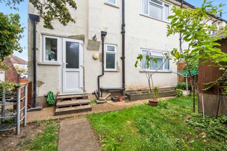 2 bedroom Flat to let in Northdown Close, Ruislip, HA4