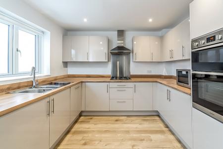4 bedroom Town house to let in Zoffany Place, Hemel Hempstead, HP2