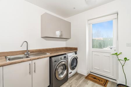 4 bedroom Town house to let in Zoffany Place, Hemel Hempstead, HP2